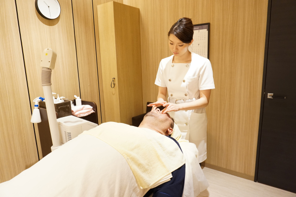 真夏のオトコは サッパリ顔 で印象度アップ Men S Tbc編 Cheer Up Groomen